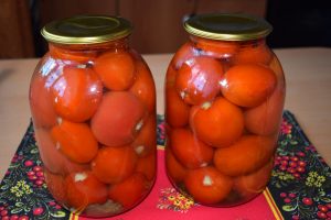 zasolka-pomidor-s-chesnokom.jpg