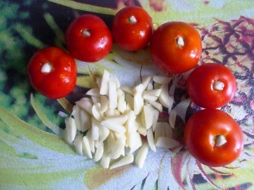 ukladyvaem-chesnok-v-pomidory.jpg