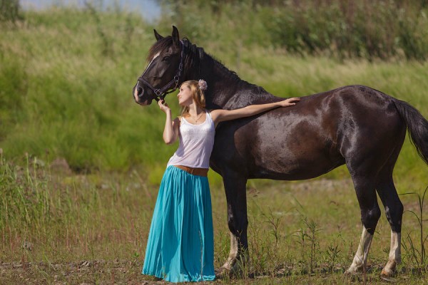 лошадь и девушка.jpg