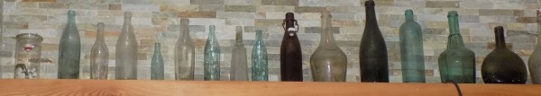 старинные бутылки на полке.uvlecheniehobby.ru.jpg